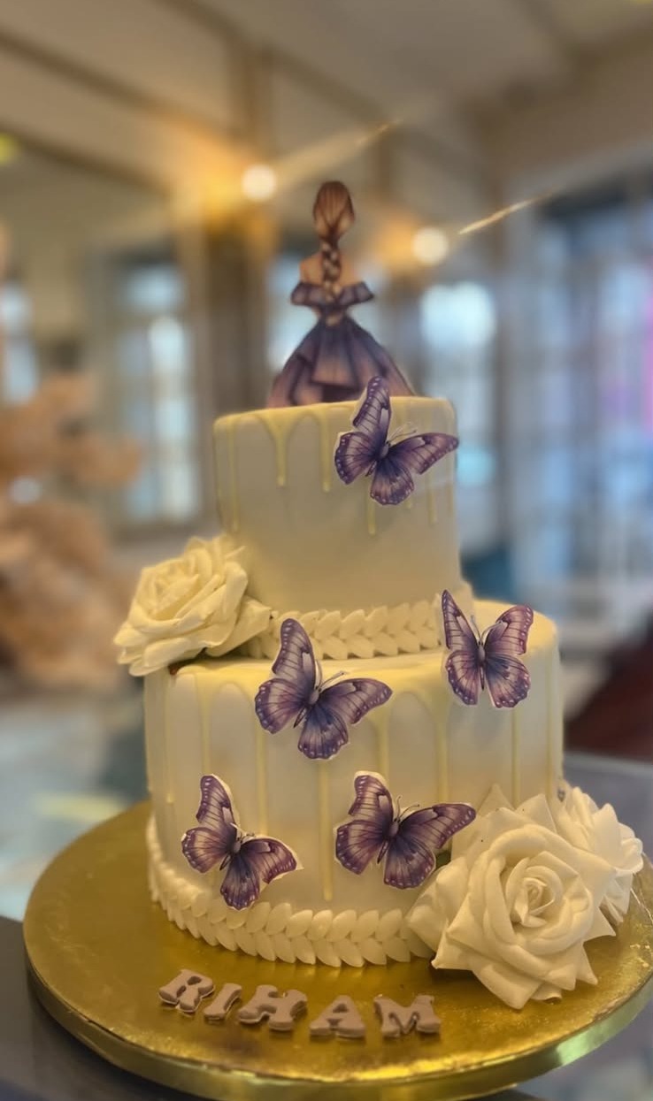 Gâteau d'anniversaire orné de papillons et de roses en sucre