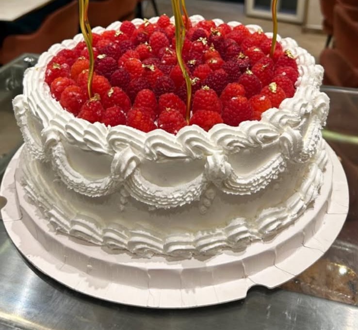 Gâteau aux framboises et feuilles d'or