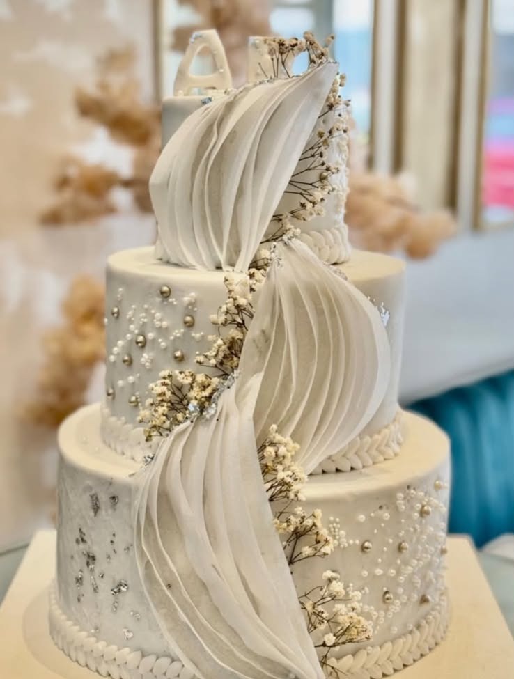 Pièce montée à trois étages, voile de sucre et perles dorées